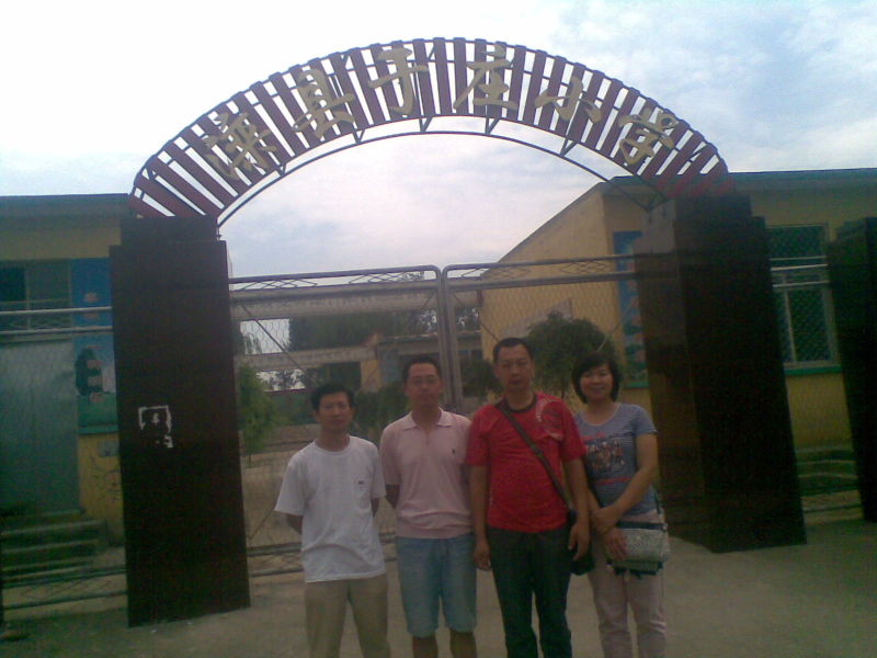 我们第二次在于庄小学门前留念！